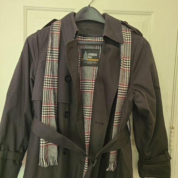 LONDON FOG WOMEN’S TRENCH COAT, Size 12 PET. With Belt, Scaft, Good Condition - Picture 15 of 16